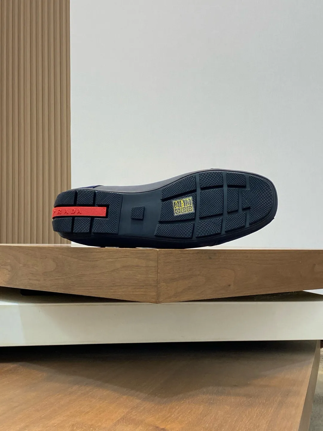 Men's Men's Shoes 💰800 Prada/Prada Men's Leather Casual Sports Shoes, a hot product made in Guangzhou! Made of imported calfskin splicing upper, three-dimensional geometric segmentation, precision manufacturing, uniform stitching, leather texture at a glance, multi-color splicing, fashionable and generous, soft, comfortable and breathable, decorated with PRADA letter logo on the outside, classic letter logo on the tongue, fabric strap on the heel, P family's classic sports shoe type, with fabric lining, silver logo cowhide foot pads, and P family's exclusive rubber outsole. The details are carefully crafted, making it a versatile item for travel! Comes with original box and dust bag! Multiple colors available! Size: 39-40-41-42-43-44 standard leather shoe size (38, 45 customized ¥)